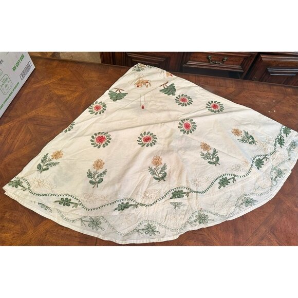 "Bonne Annee" Embroidered Tablecloth White ~72" Round No Tags No ID - Picture 3 of 5
